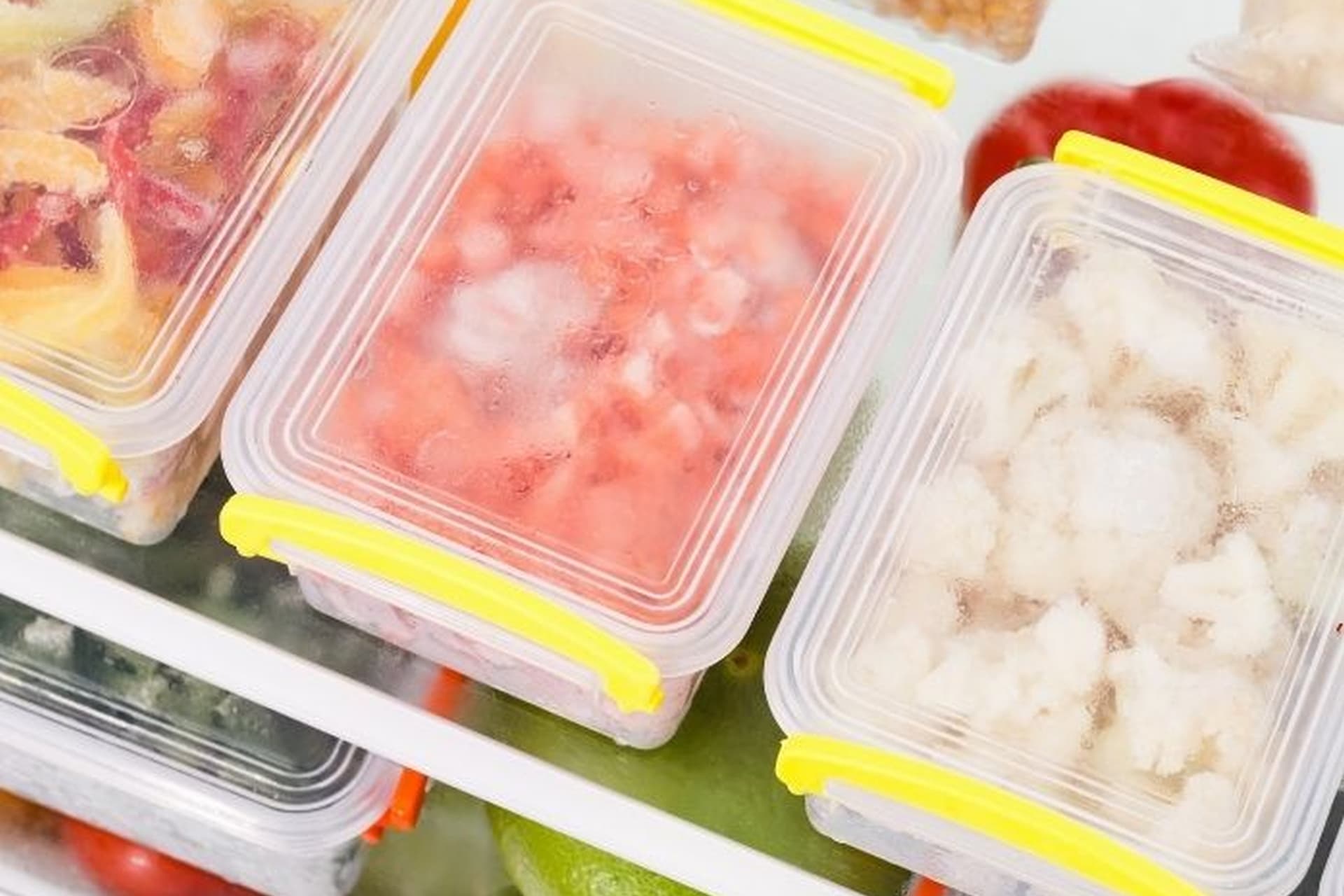 W czym przechowywać produkty w lodówce, aby uniknąć mieszanki zapachów?